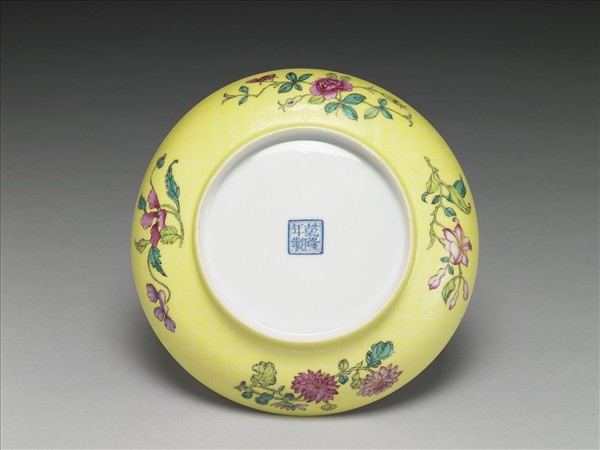 琺瑯彩黃錦地剔花青山水碟