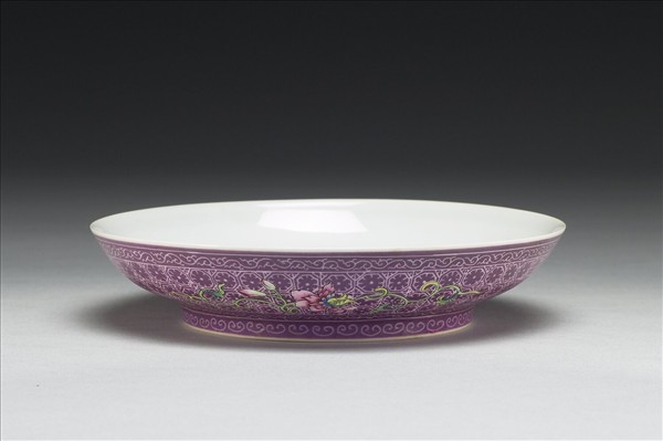 琺瑯彩紫地剔花花卉碟