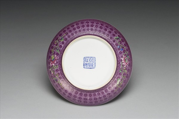 琺瑯彩紫地剔花花卉碟