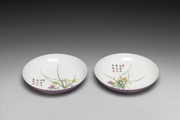 琺瑯彩紫地剔花花卉碟