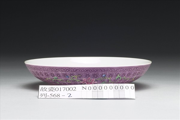 琺瑯彩紫地剔花花卉碟