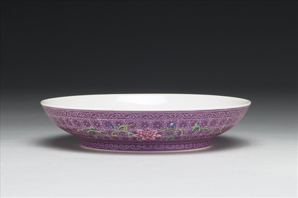 琺瑯彩紫地剔花花卉碟