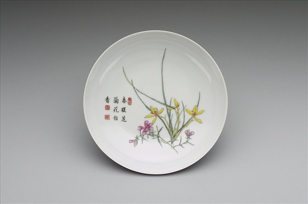 琺瑯彩紫地剔花花卉碟