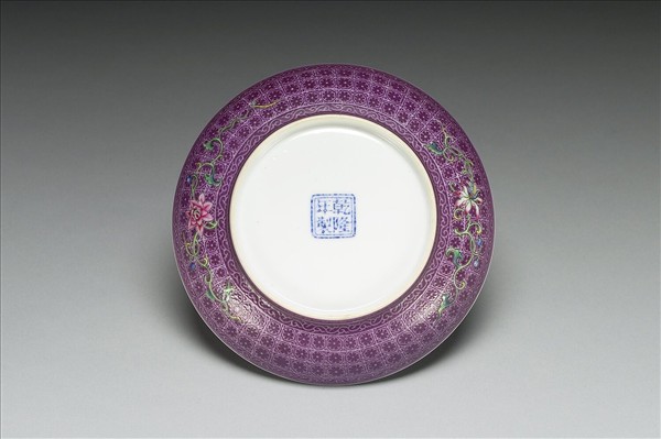 琺瑯彩紫地剔花花卉碟