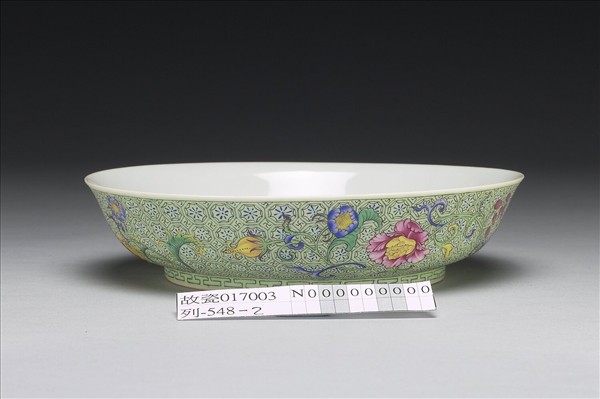 琺瑯彩綠錦地梅竹盤