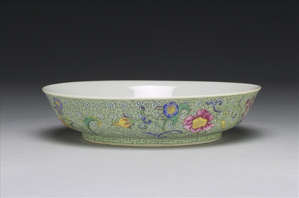 琺瑯彩綠錦地梅竹盤