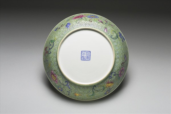 琺瑯彩綠錦地梅竹盤