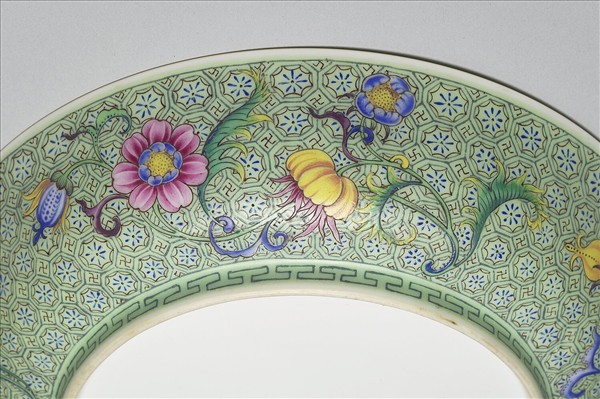 琺瑯彩綠錦地梅竹盤