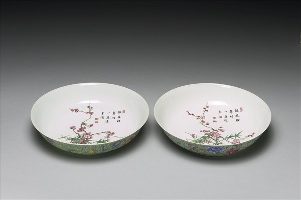 琺瑯彩綠錦地梅竹盤