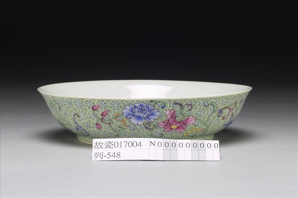 琺瑯彩綠錦地梅竹盤