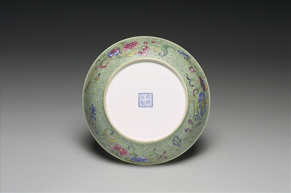 琺瑯彩綠錦地梅竹盤