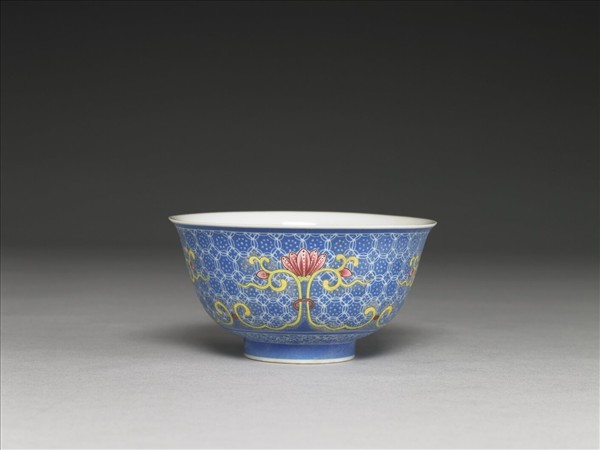 琺瑯彩藍地剔花花卉茶碗