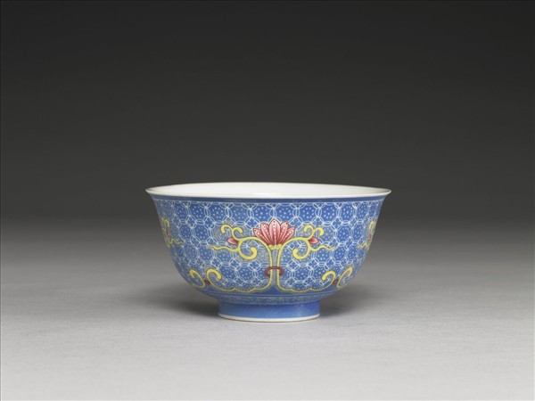 琺瑯彩藍地剔花花卉茶碗