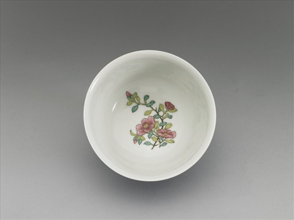 琺瑯彩藍地剔花花卉茶碗