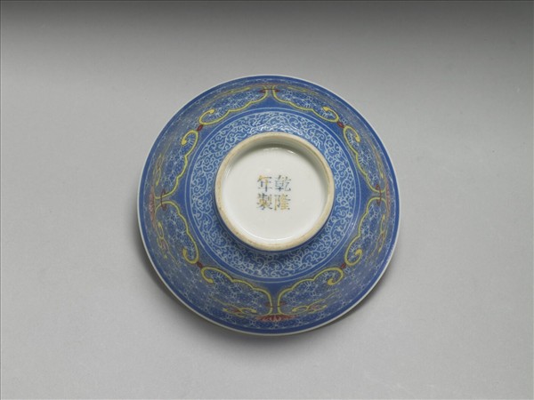 琺瑯彩藍地剔花花卉茶碗