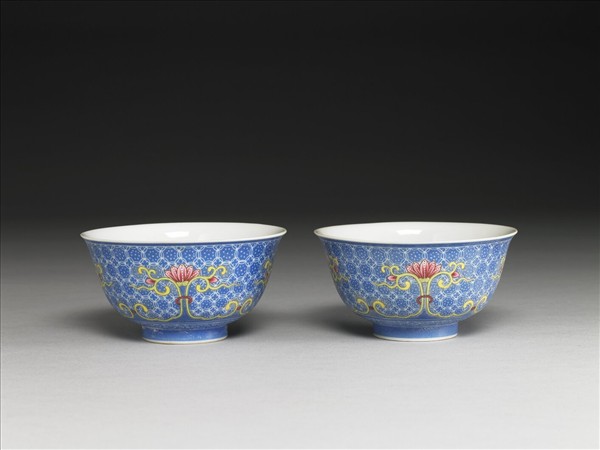 琺瑯彩藍地剔花花卉茶碗