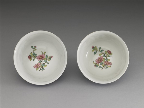 琺瑯彩藍地剔花花卉茶碗