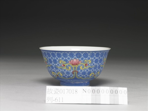 琺瑯彩藍地剔花花卉茶碗