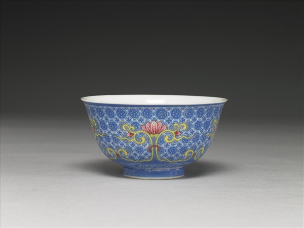 琺瑯彩藍地剔花花卉茶碗