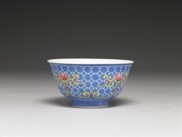 琺瑯彩藍地剔花花卉茶碗