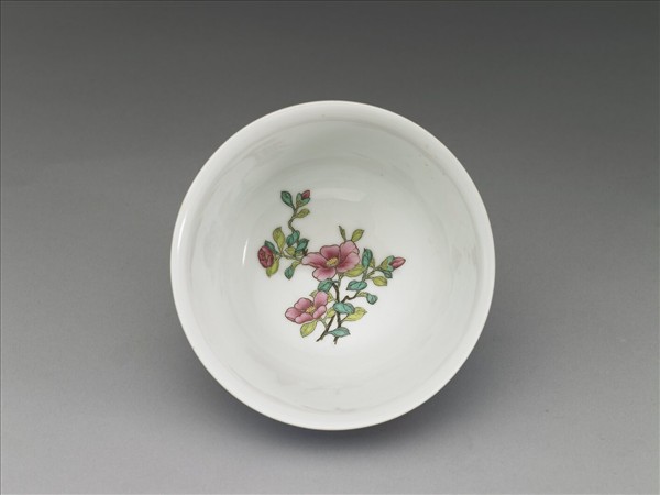 琺瑯彩藍地剔花花卉茶碗