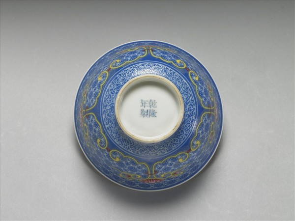 琺瑯彩藍地剔花花卉茶碗