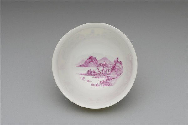 琺瑯彩黃地剔花團花壽字茶碗