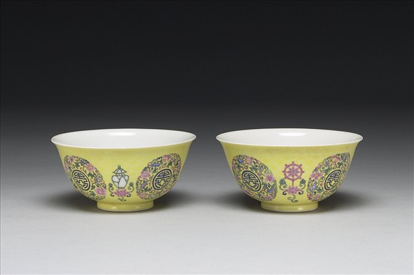 琺瑯彩黃地剔花團花壽字茶碗