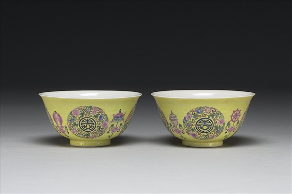 琺瑯彩黃地剔花團花壽字茶碗