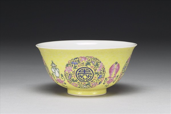 琺瑯彩黃地剔花團花壽字茶碗