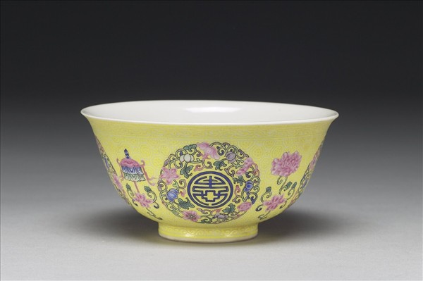 琺瑯彩黃地剔花團花壽字茶碗
