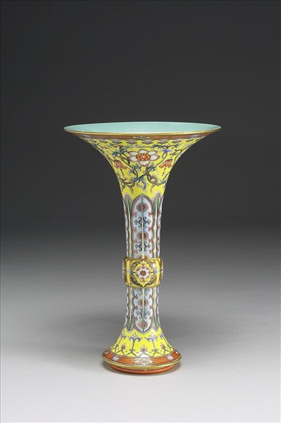 琺瑯彩黃地番蓮蕉葉紋觚