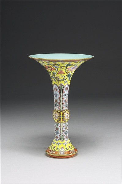 琺瑯彩黃地番蓮蕉葉紋觚