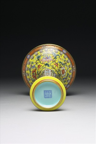 琺瑯彩黃地番蓮蕉葉紋觚