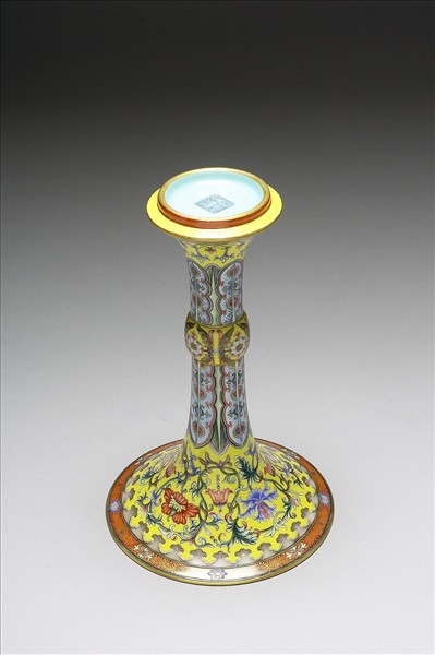 琺瑯彩黃地番蓮蕉葉紋觚