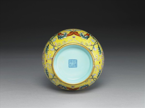 洋彩黃地福壽紙槌瓶