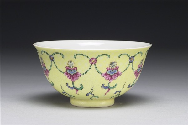 琺瑯彩黃地剔花纏枝花卉托壽字茶碗