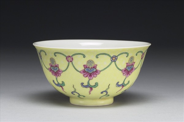 琺瑯彩黃地剔花纏枝花卉托壽字茶碗