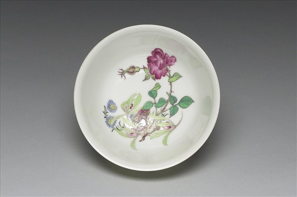 琺瑯彩黃地剔花纏枝花卉托壽字茶碗