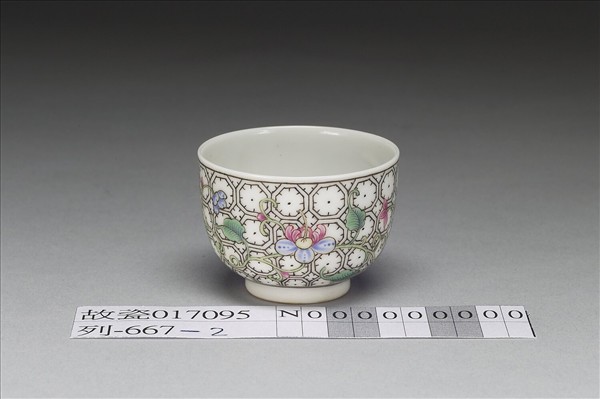 琺瑯彩黑地錦上添花紋小杯