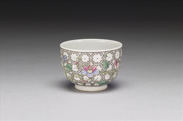 琺瑯彩黑地錦上添花紋小杯