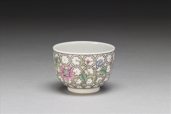 琺瑯彩黑地錦上添花紋小杯