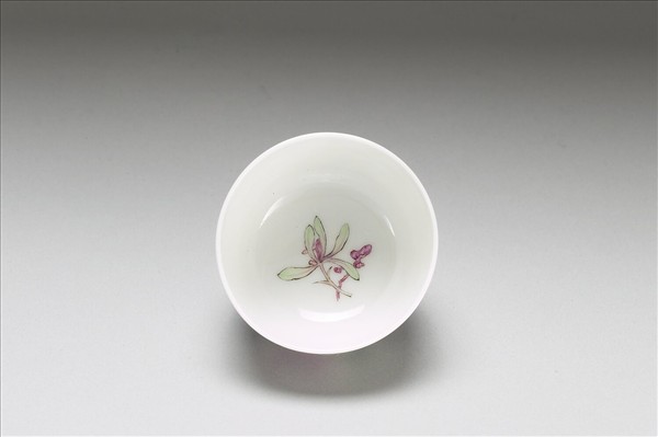 琺瑯彩黑地錦上添花紋小杯