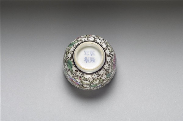 琺瑯彩黑地錦上添花紋小杯