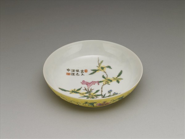 琺瑯彩黃地剔花花卉碟