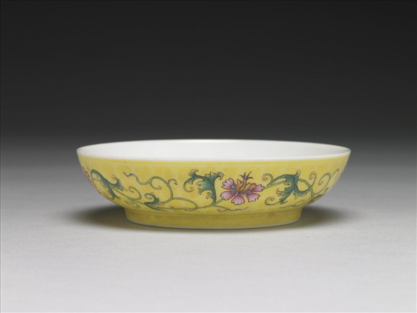 琺瑯彩黃地剔花花卉碟