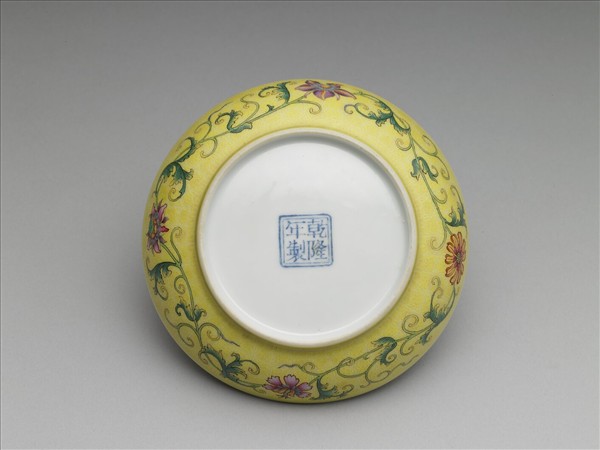 琺瑯彩黃地剔花花卉碟