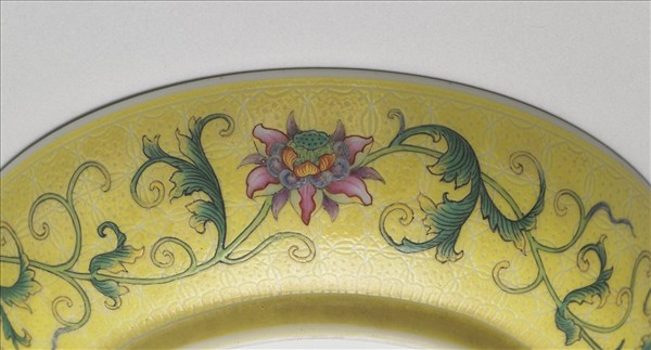 琺瑯彩黃地剔花花卉碟
