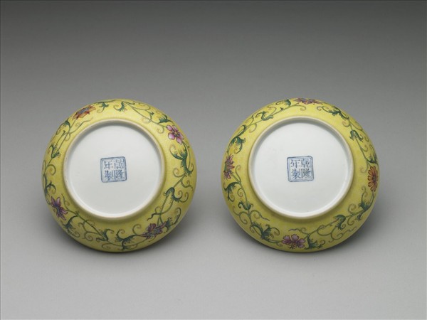 琺瑯彩黃地剔花花卉碟