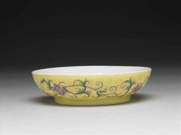 琺瑯彩黃地剔花花卉碟